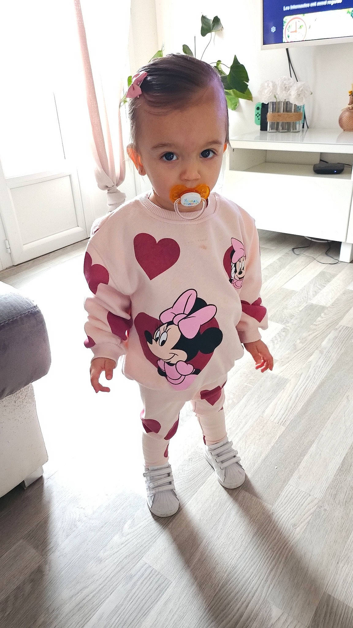 Lyana a rejoint le concours — aidez-le/la à gagner de superbes lots ! baby, baby_toddler_clothing, cheek, child, costume, door, floor, flooring, happy, hardwood, head, houseplant, magenta, pattern, person, pink, play, sleeve, t_shirt, toddler