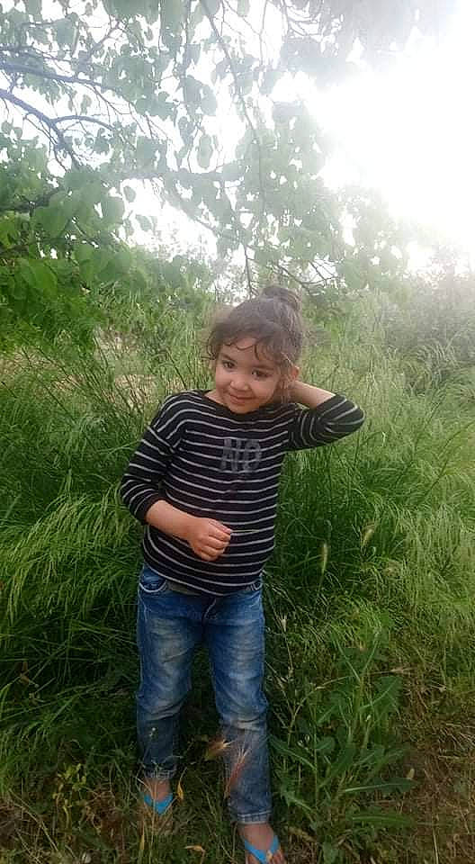 Nouara participe au concours pour gagner de l'argent avec cette photo : denim, forest, fun, grass, grassland, happy, jeans, joy, landscape, lawn, leisure, meadow, pasture, people_in_nature, person, plant, shorts, shrub, sky, soil