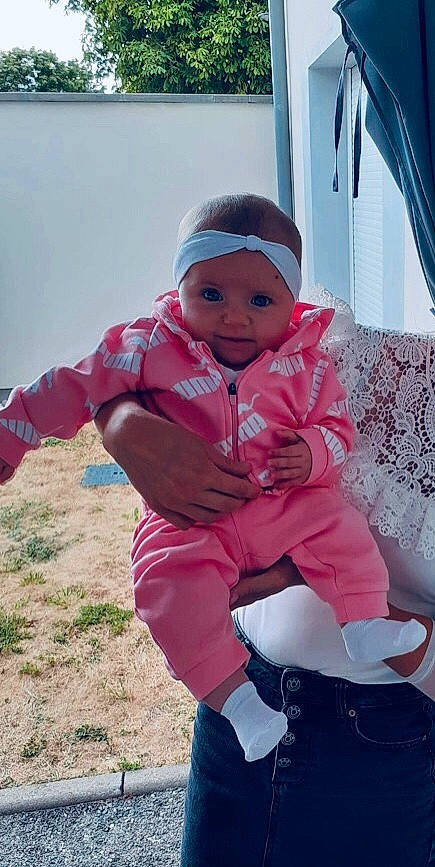 Mya a rejoint le concours — aidez-le/la à gagner de superbes lots ! baby, child, cool, headwear, outerwear, person, pink, play, smile, toddler