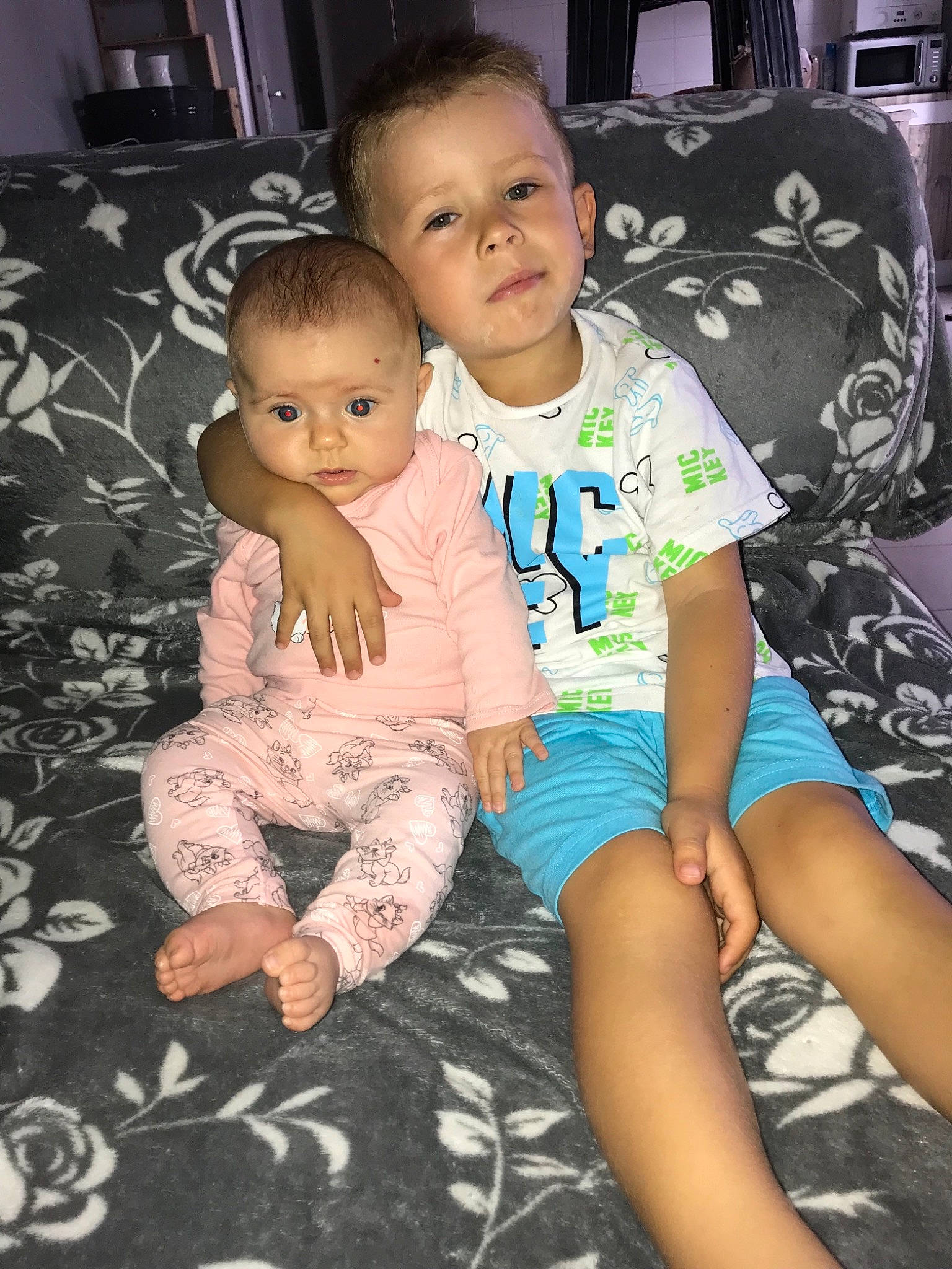 Mya a rejoint le concours — aidez-le/la à gagner de superbes lots ! baby, cheek, child, cool, fun, head, leg, person, play, sibling, sitting, smile, t_shirt, toddler