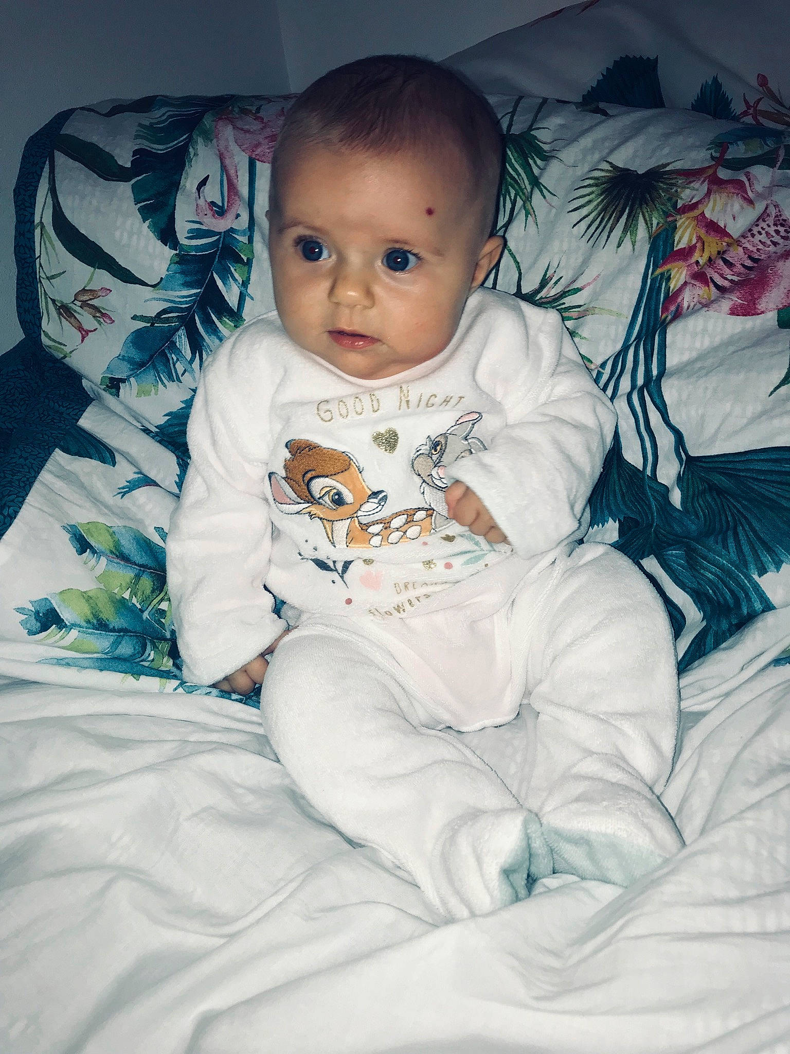 Mya a rejoint le concours — aidez-le/la à gagner de superbes lots ! baby, baby_products, bed, cheek, child, eye, face, head, iris, person, sitting, skin, sleeve, smile, toddler