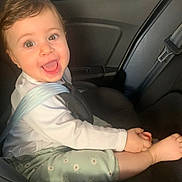 Chloé participe au concours pour gagner de l'argent avec cette photo : baby, child, car_seat, seatbelt, smile, happy, infant, clothing, sitting, indoors, safety, cute, person, face, young_child, transportation, car_interior, seat, baby_clothes, holding_feet
