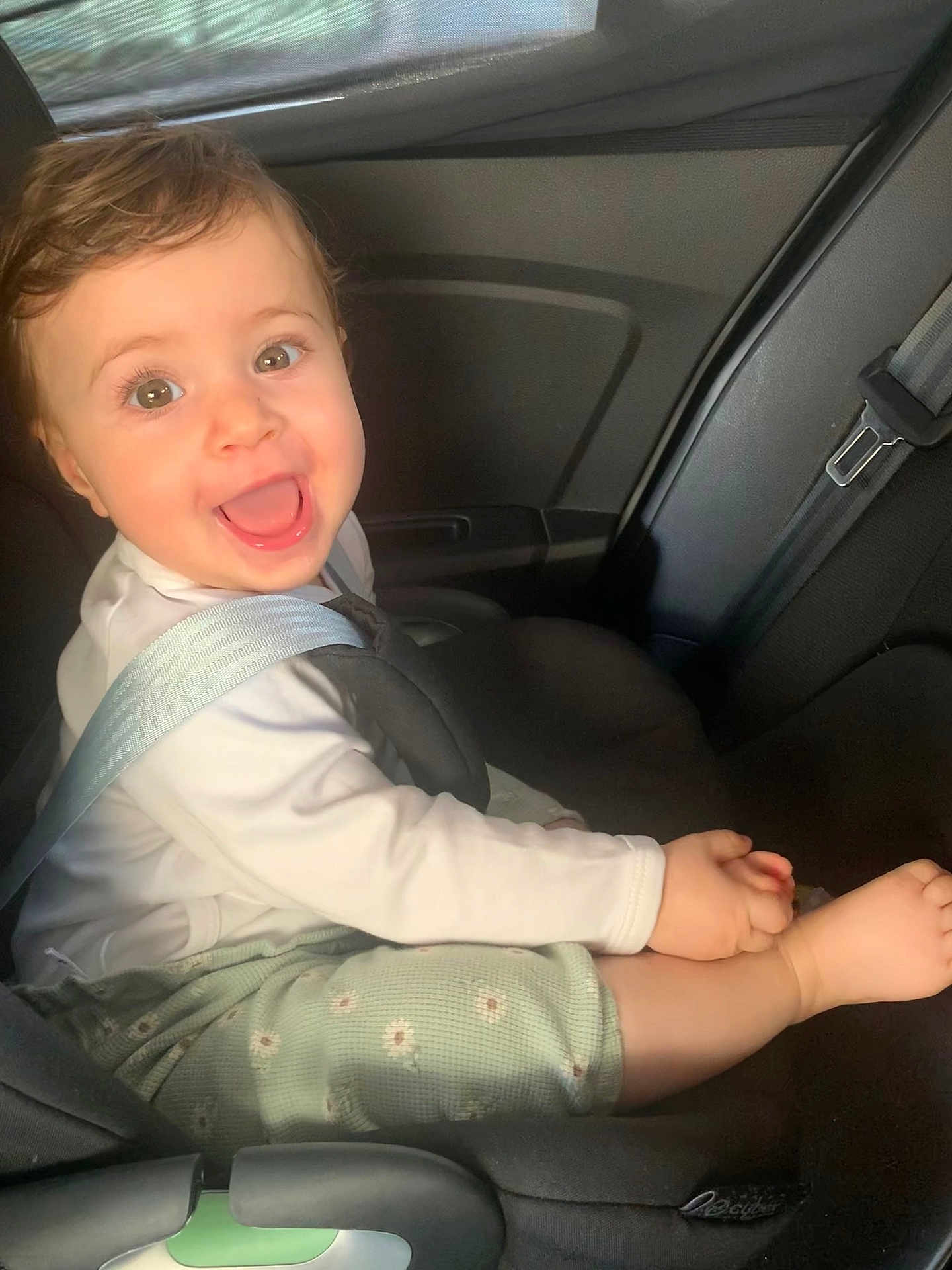 Chloé participe au concours pour gagner de l'argent avec cette photo : baby, child, car_seat, seatbelt, smile, happy, infant, clothing, sitting, indoors, safety, cute, person, face, young_child, transportation, car_interior, seat, baby_clothes, holding_feet