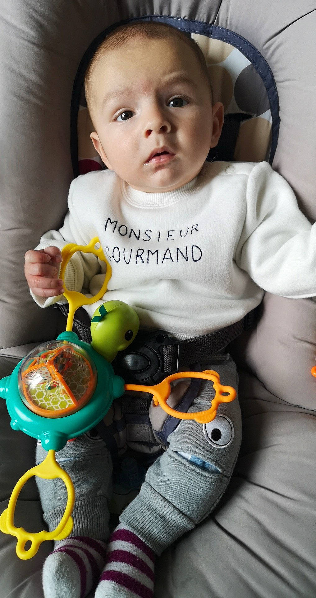 Eren participe au concours pour gagner de l'argent avec cette photo : baby, child, person, play, toddler, toy