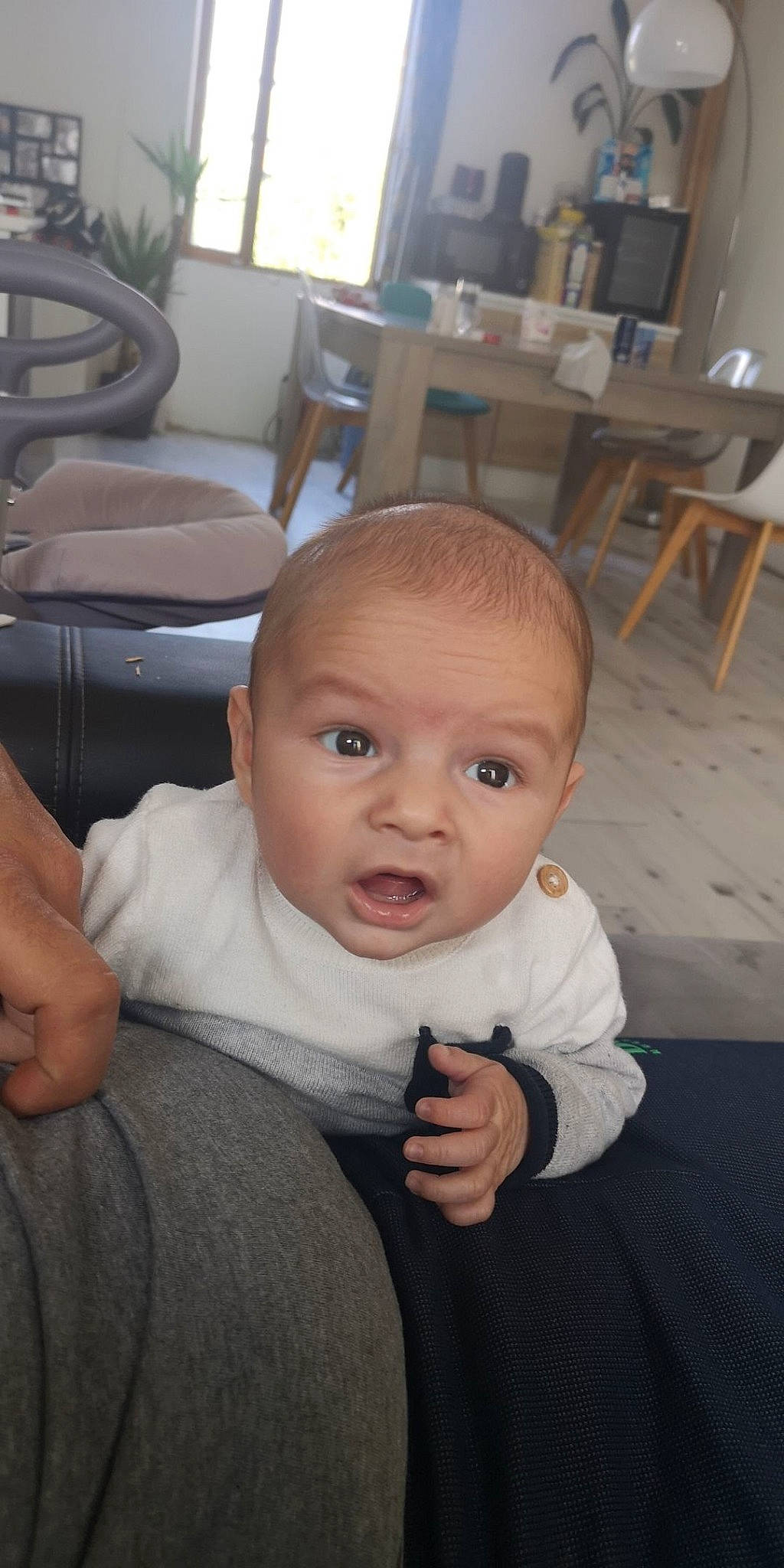 Eren a rejoint le concours — aidez-le/la à gagner de superbes lots ! baby, cheek, child, face, finger, forehead, head, person, sitting, skin, smile, surprise, thumb, toddler