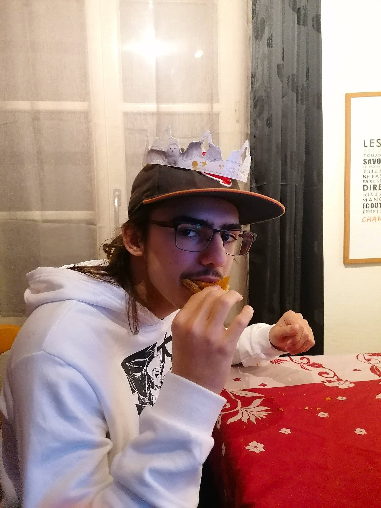 Kentin a rejoint le concours — aidez-le/la à gagner de superbes lots ! art, artist, baseball_cap, cap, carmine, costume, event, eyewear, fashion_accessory, fun, gesture, glasses, hand, hat, headwear, person, picture_frame, room, sun_hat, t_shirt