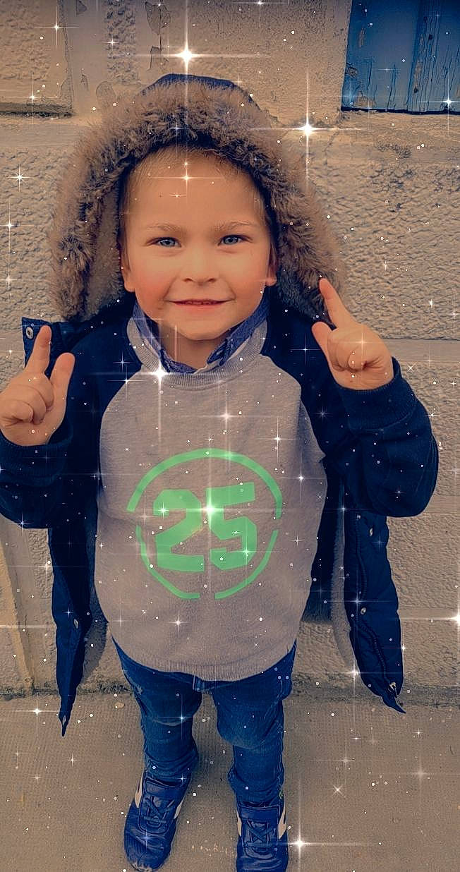 Ethan participe au concours pour gagner de l'argent avec cette photo : baby_toddler_clothing, cheek, child, cool, facial_expression, fun, gesture, happy, joy, organ, outerwear, people_in_nature, person, play, sleeve, smile, snapshot, thumb, toddler, water