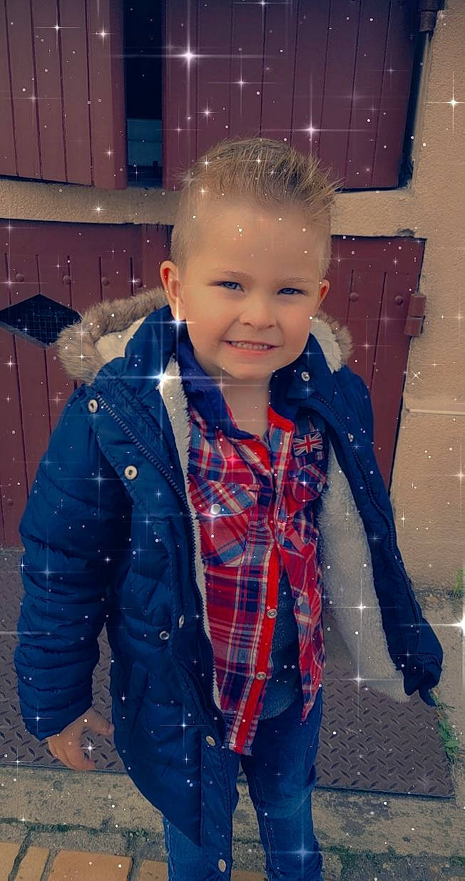 Ethan participe au concours pour gagner de l'argent avec cette photo : baby_toddler_clothing, cheek, cool, electric_blue, facial_expression, fun, hair, happy, head, human_body, iris, jacket, joy, lip, outerwear, pattern, person, sleeve, smile, snow