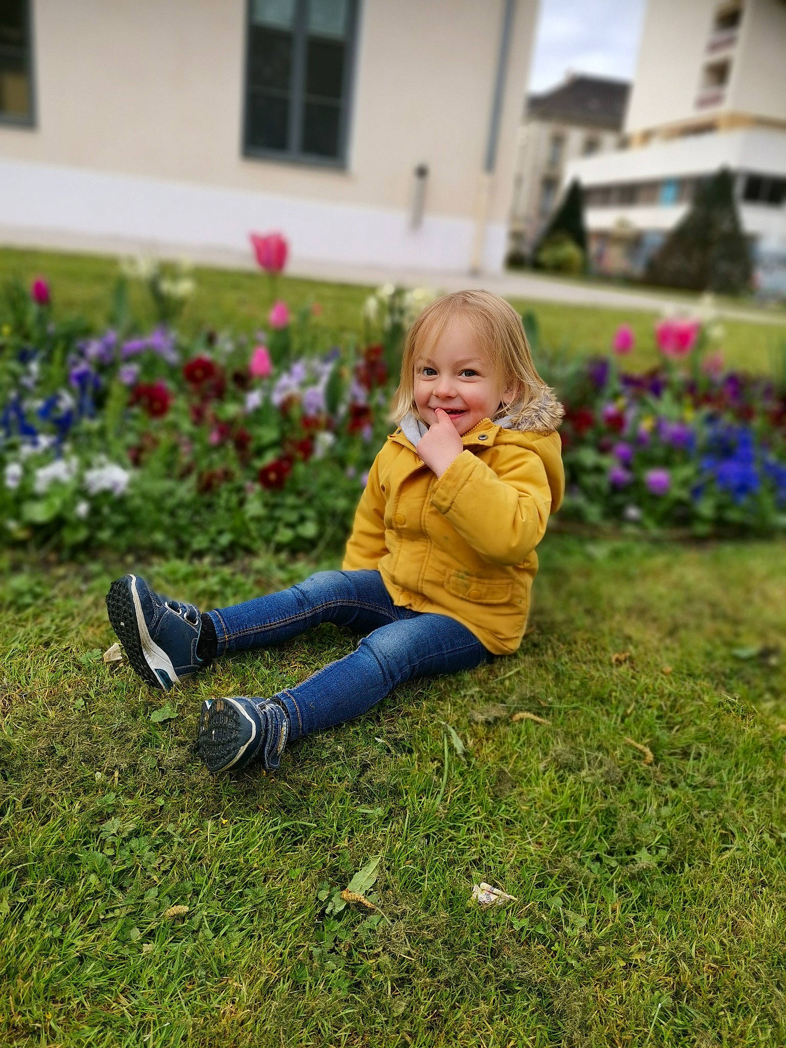 Gabryel participe au concours pour gagner de l'argent avec cette photo : baby_toddler_clothing, blond, botany, child, flower, footwear, grass, grassland, happy, joy, lawn, leaf, leisure, meadow, people_in_nature, person, plant, shoe, smile, sneakers