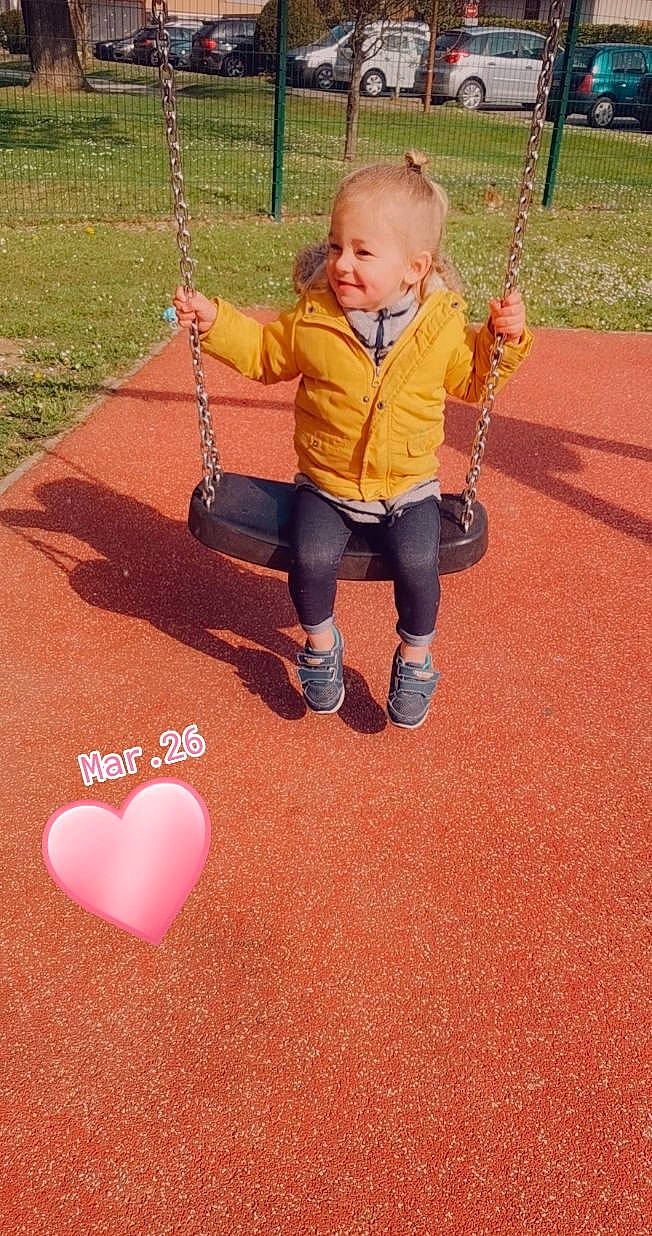 Gabryel participe au concours pour gagner de l'argent avec cette photo : baby, face, facial_expression, grass, happy, head, human_body, joy, leaf, leisure, light, mammal, orange, organ, person, photograph, plant, playground, smile, swing