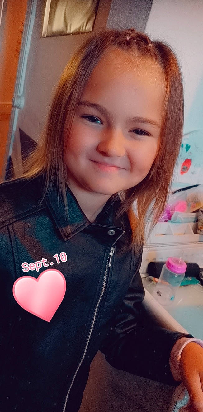 Luna a rejoint le concours — aidez-le/la à gagner de superbes lots ! cheek, cool, eye, eyebrow, eyelash, hair, hairstyle, happy, iris, joy, lip, long_hair, mouth, organ, person, pink, selfie, skin, sleeve, smile