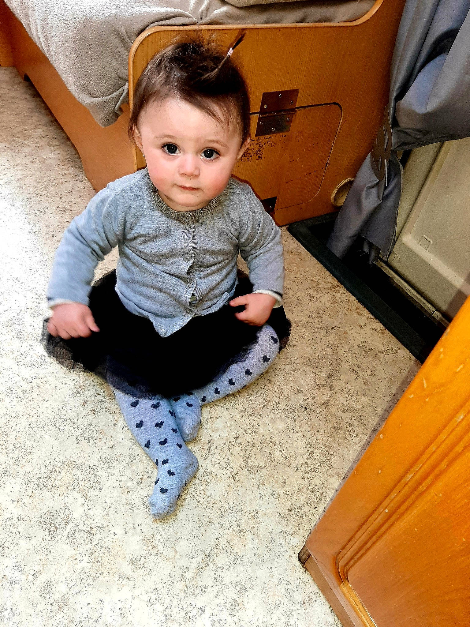 Faustine a rejoint le concours — aidez-le/la à gagner de superbes lots ! baby, baby_toddler_clothing, chair, child, comfort, door, floor, flooring, hardwood, human_leg, knee, leg, leisure, person, sitting, sleeve, sock, t_shirt, toddler, vehicle_door