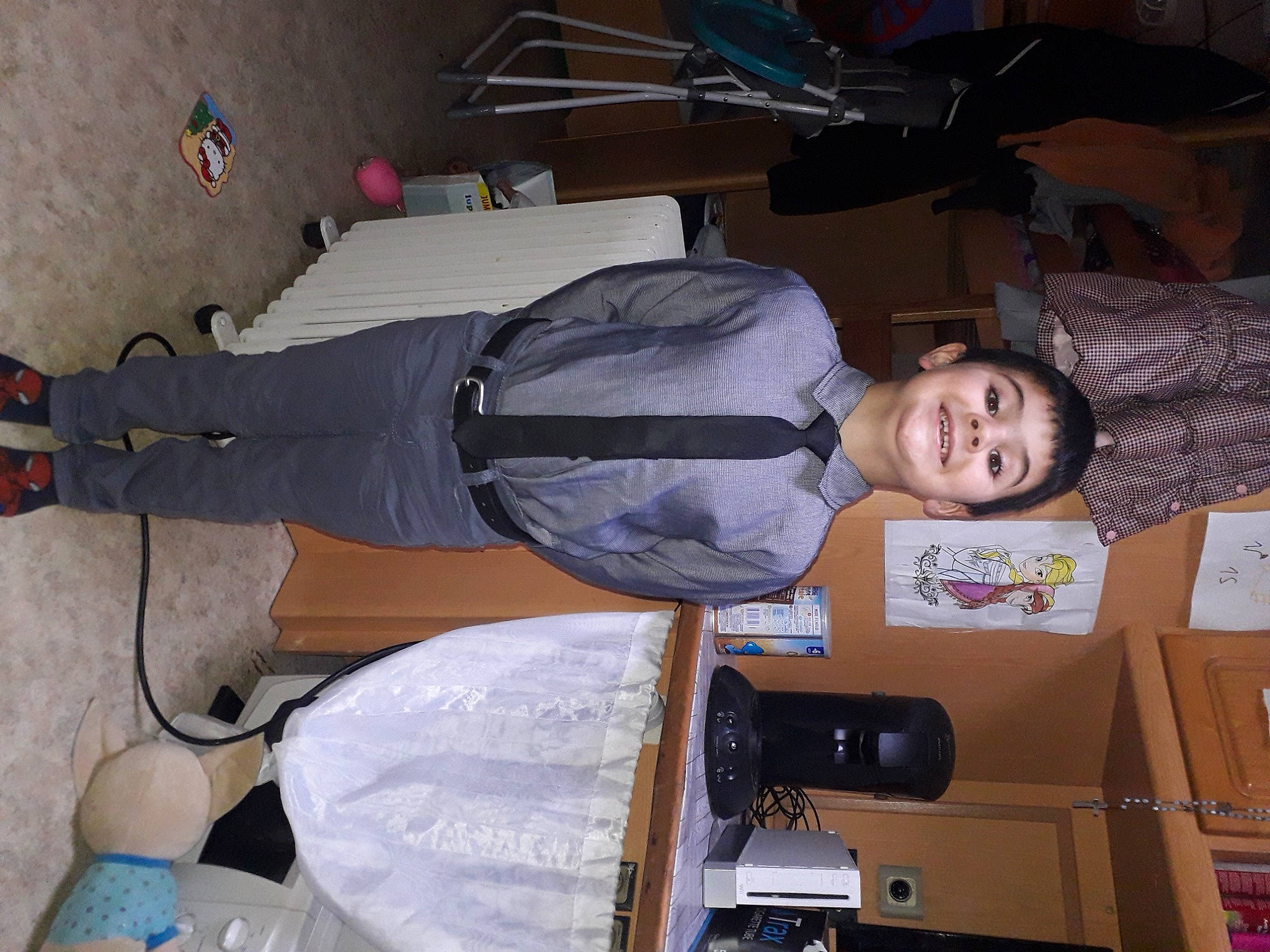 Nolan participe au concours pour gagner de l'argent avec cette photo : baggage, comfort, human_leg, jacket, joy, knee, luggage_and_bags, outdoor_shoe, person, photography, room, shipping_box, walking_shoe