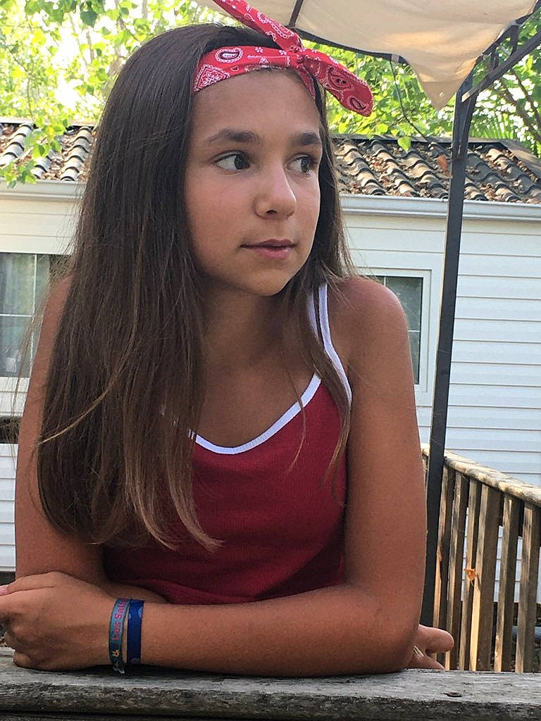 Manon a rejoint le concours — aidez-le/la à gagner de superbes lots ! beauty, black_hair, brown_hair, fashion_accessory, fawn, hair, hair_accessory, hairstyle, headband, headgear, lip, long_hair, neck, person, photo_shoot, photography, sitting, smile, summer