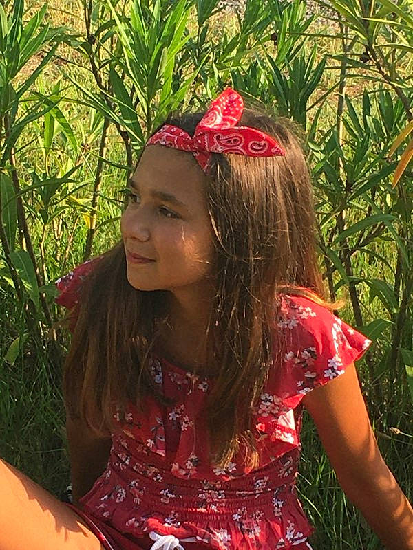 Manon a rejoint le concours — aidez-le/la à gagner de superbes lots ! fashion_accessory, fawn, flower, hair, hair_accessory, hairstyle, headband, headgear, headpiece, headwear, joy, long_hair, person, photo_shoot, plant, red