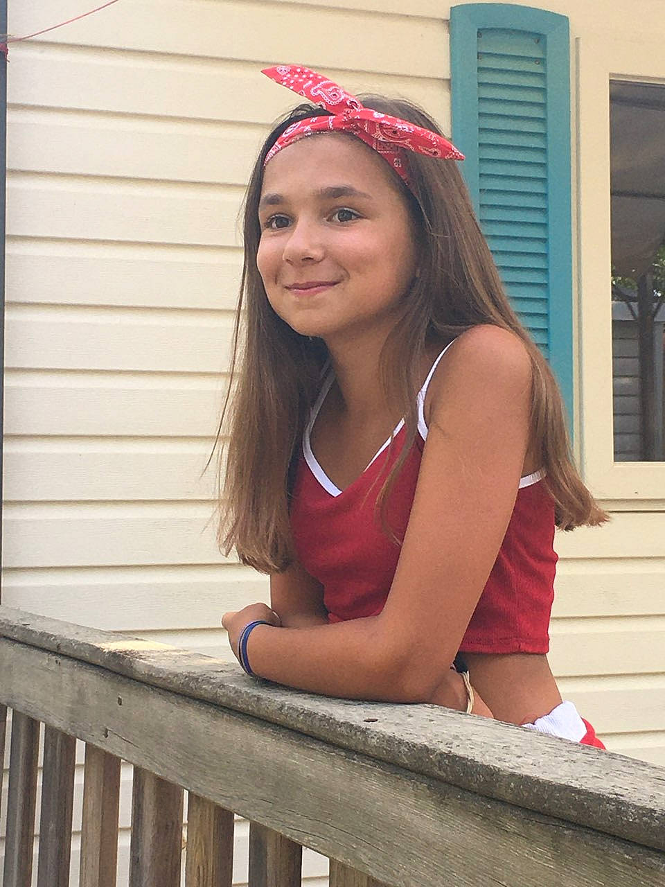 Manon a rejoint le concours — aidez-le/la à gagner de superbes lots ! abdomen, beauty, blond, brown_hair, child, child_model, fashion_accessory, hair, hair_accessory, hairstyle, headband, headgear, headpiece, joy, long_hair, person, photo_shoot, photography, pink, sitting