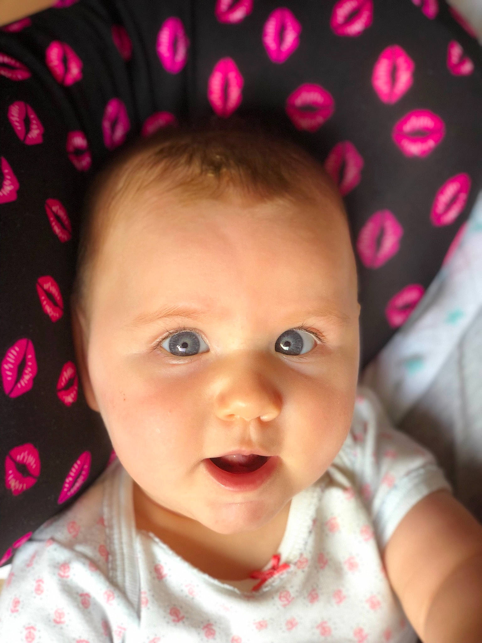 Eva a rejoint le concours — aidez-le/la à gagner de superbes lots ! baby, beauty, cheek, child, chin, eye, face, forehead, hair_accessory, head, headgear, iris, lip, mouth, nose, pattern, person, pink, skin, smile