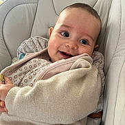 Maël a rejoint le concours — aidez-le/la à gagner de superbes lots ! baby, smile, infant, clothing, seat, cushion, face, child, indoor, happy, cute, person, apparel, cozy, closeup, young, skin, eyelashes, comfort, soft