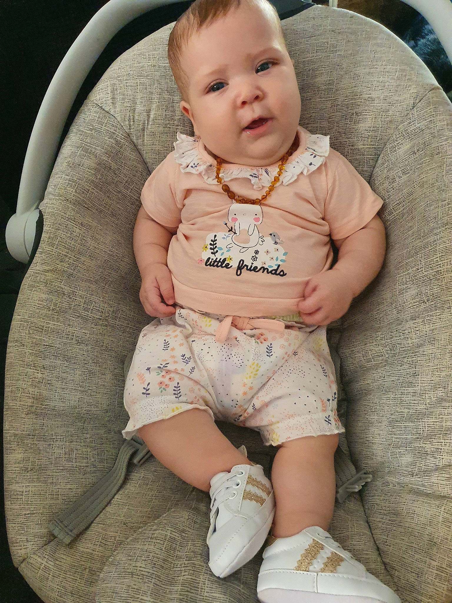 Melyssa participe au concours pour gagner de l'argent avec cette photo : baby, baby_in_car_seat, cheek, child, head, person, pink, sitting, skin, smile, toddler