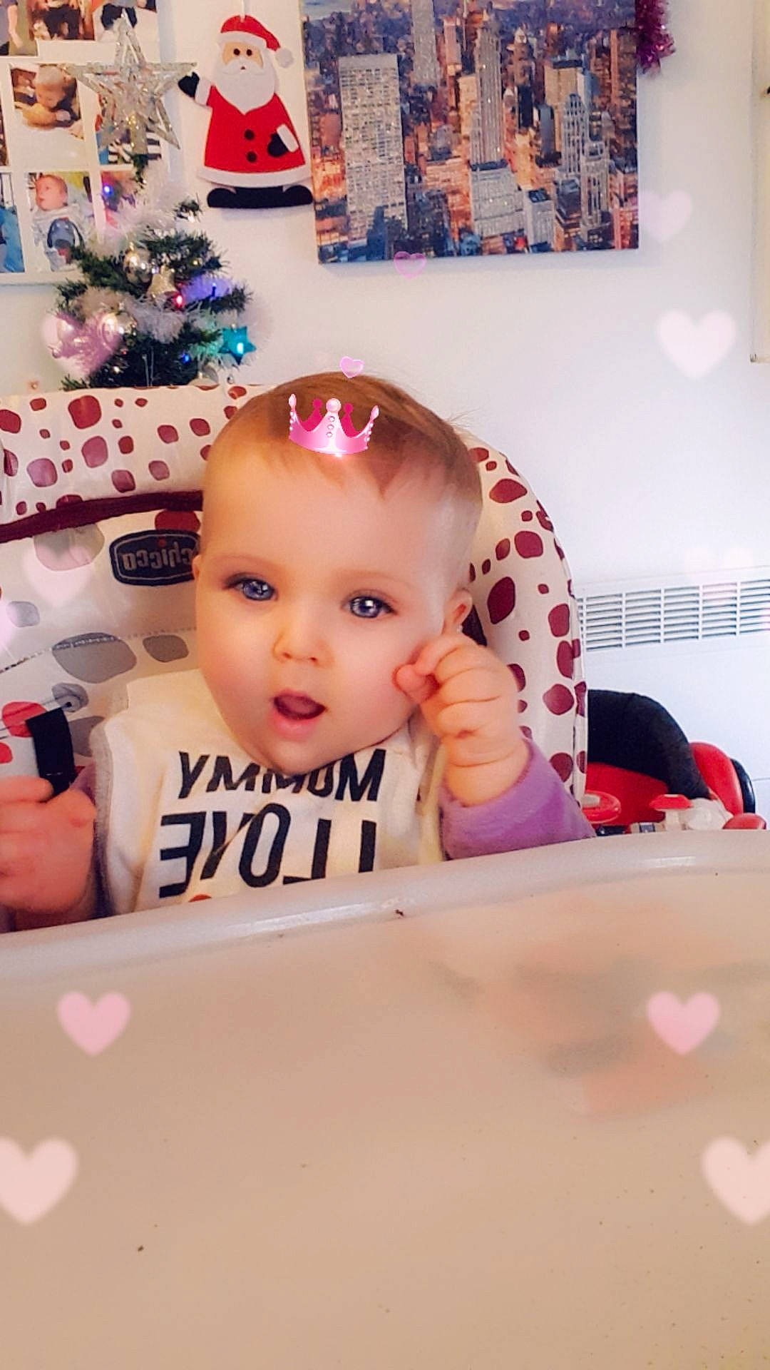 Melyssa a rejoint le concours — aidez-le/la à gagner de superbes lots ! baby, baby_toddler_clothing, finger, interior_design, linens, living_room, nail, ornament, person, picture_frame, pink, room, thumb, toddler