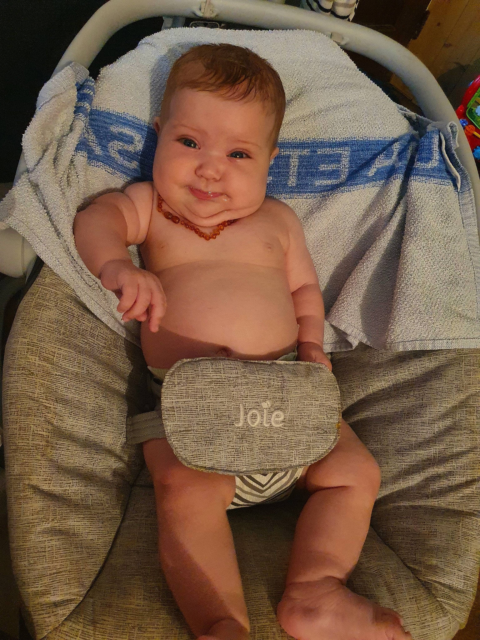 Melyssa participe au concours pour gagner de l'argent avec cette photo : abdomen, arm, baby, cheek, child, diaper, eye, person, sitting, skin, toddler