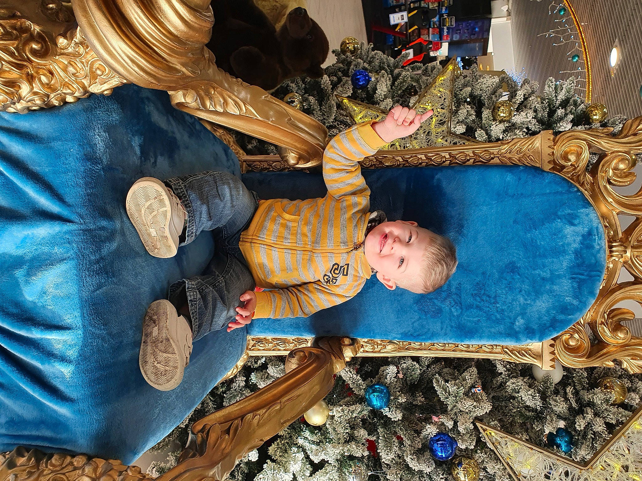 Mathys participe au concours pour gagner de l'argent avec cette photo : christmas, christmas_decoration, christmas_eve, christmas_ornament, christmas_tree, holiday, joy, ornament, person