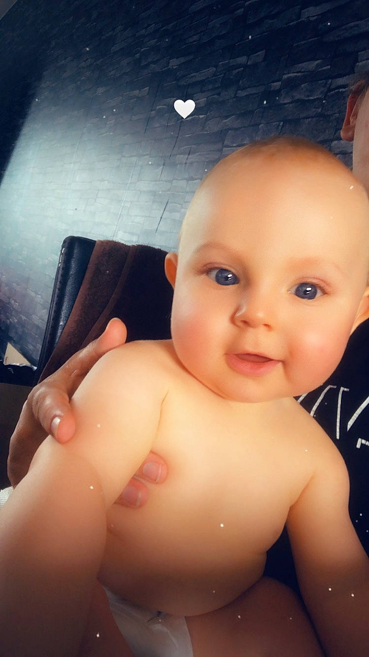 Anthony a rejoint le concours — aidez-le/la à gagner de superbes lots ! arm, cheek, chin, eye, eyebrow, eyelash, forehead, hand, head, human_body, joint, lip, mouth, muscle, neck, nose, person, shoulder, skin, smile