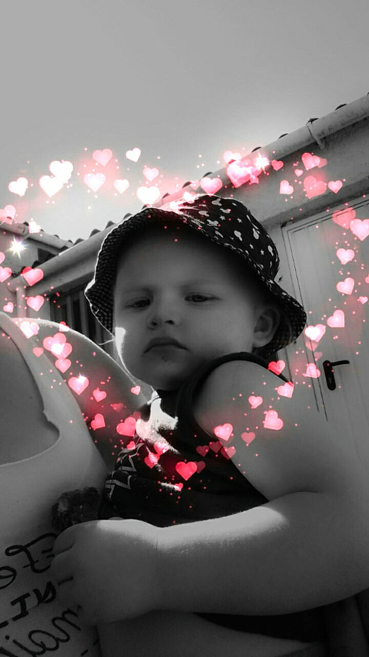 Morgan participe au concours pour gagner de l'argent avec cette photo : black_and_white, black_hair, blossom, car_seat, child, flower, headwear, person, petal, photography, pink, plant, smile, snapshot