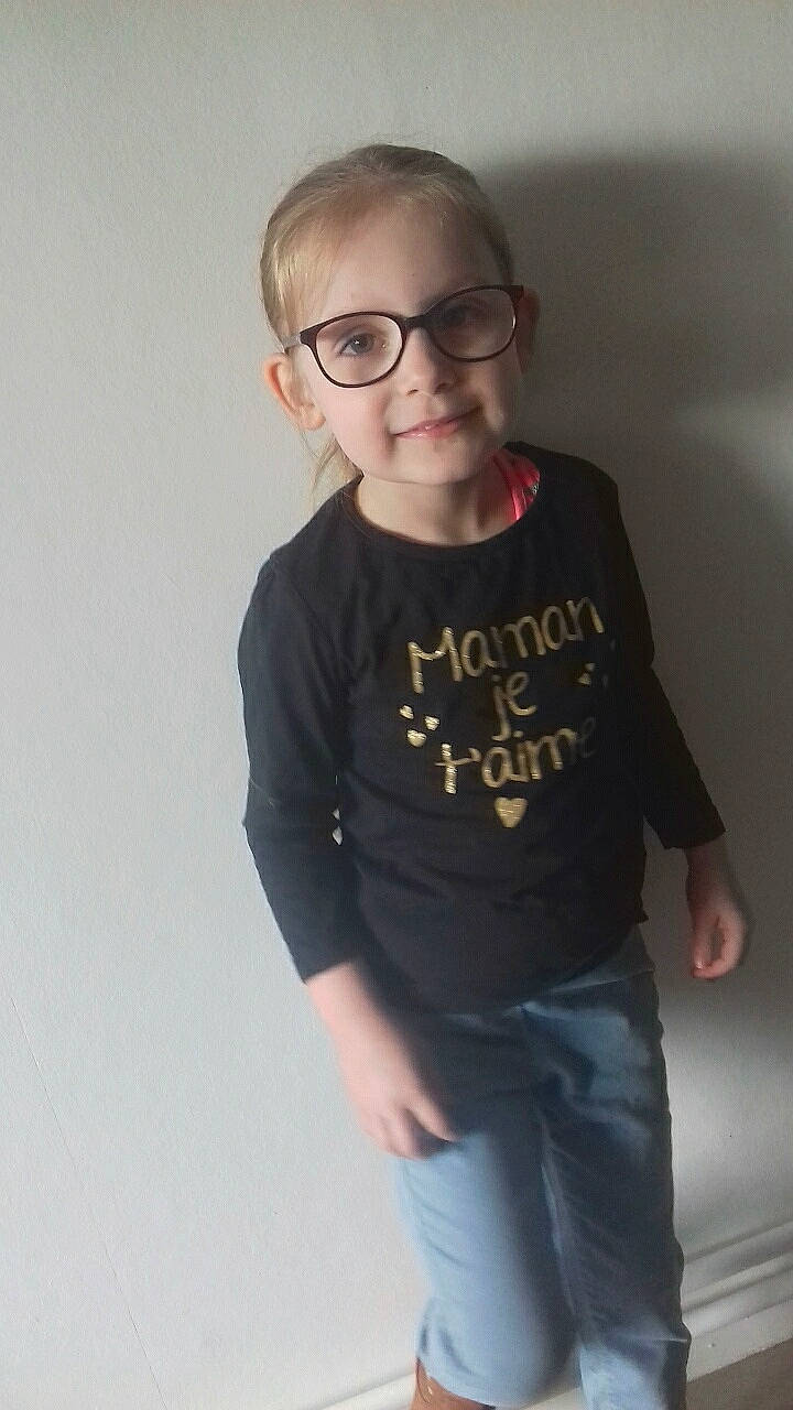 Shaïnyz a rejoint le concours — aidez-le/la à gagner de superbes lots ! child, clothing, cool, eyewear, glasses, jeans, joy, neck, outerwear, person, photography, shirt, shoulder, sleeve, standing, t_shirt, top, vision_care