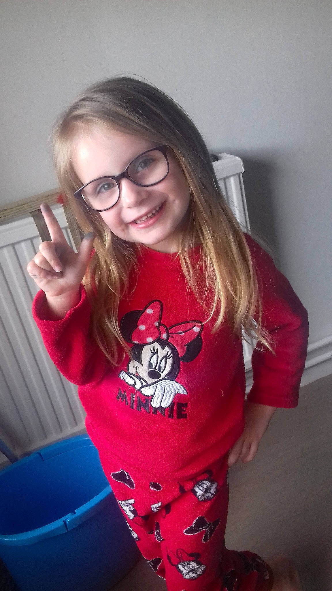 Shaïnyz participe au concours pour gagner de l'argent avec cette photo : blond, brown_hair, child, cool, eyewear, glasses, hair, joy, lip, long_hair, nose, person, photography, pink, red, selfie, shoulder, sleeve, smile, t_shirt