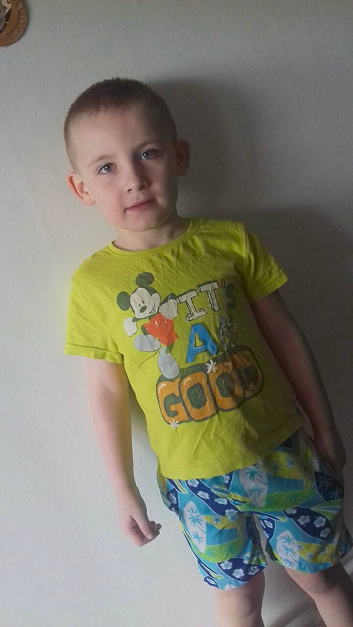 Wyatt a rejoint le concours — aidez-le/la à gagner de superbes lots ! baby_toddler_clothing, child, clothing, cool, person, product, sleeve, smile, standing, t_shirt, toddler, top, yellow