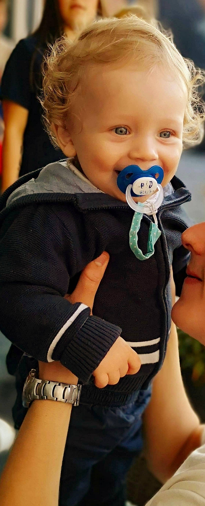 Noah a rejoint le concours — aidez-le/la à gagner de superbes lots ! baby, cheek, child, finger, hand, person, toddler, toy