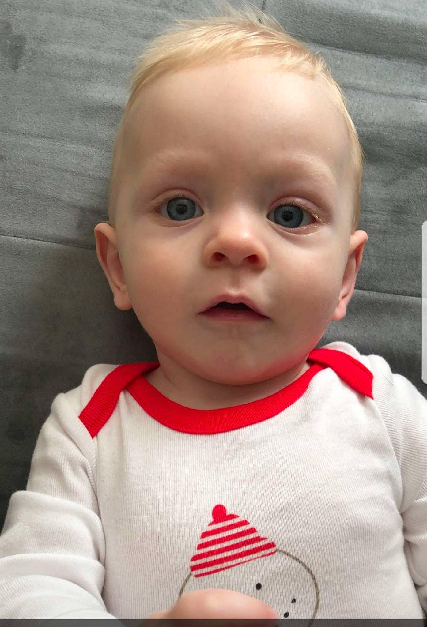 Arthur participe au concours pour gagner de l'argent avec cette photo : baby, cheek, child, chin, close_up, ear, eye, eyebrow, face, facial_expression, forehead, head, lip, mouth, nose, person, skin, smile, toddler