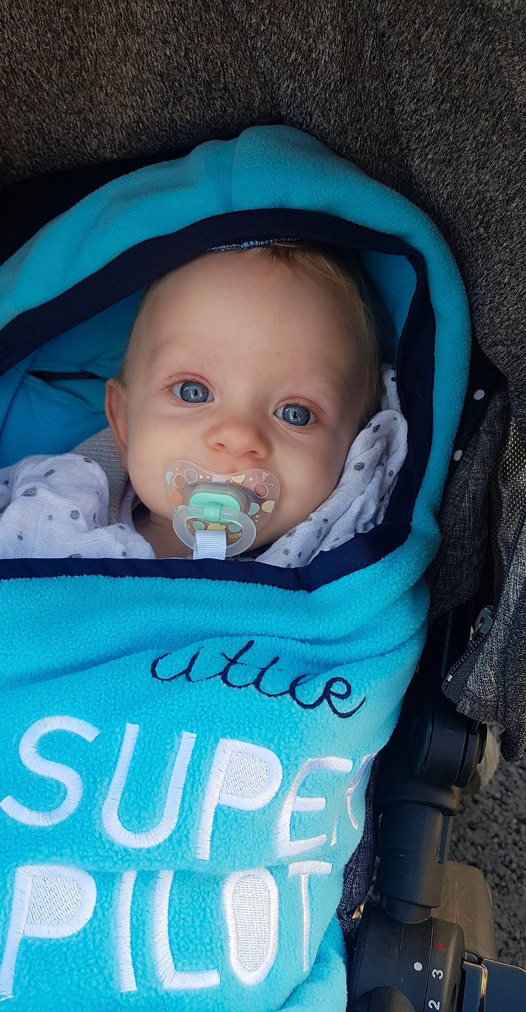 Arthur participe au concours pour gagner de l'argent avec cette photo : baby, baby_carriage, baby_products, blue, cheek, child, eye, head, mouth, nose, person, product, skin, toddler, turquoise