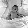 Malone a rejoint le concours — aidez-le/la à gagner de superbes lots ! baby, infant, bed, blanket, pillow, sheet, black_and_white, monochrome, portrait, lying_on_back, cute, wide_eyes, gaze, head, face, bare_chest, newborn, small_hand, peaceful, indoors