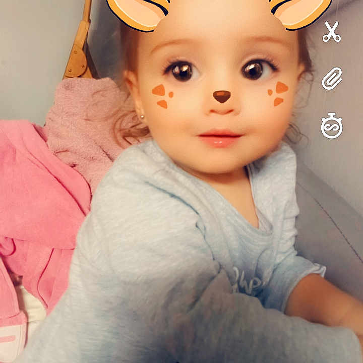 Alyx a rejoint le concours — aidez-le/la à gagner de superbes lots ! cheek, child, doll, ear, eye, face, girl, hair_accessory, happiness, head, infant, iris, nose, person, product, skin, smile, toddler