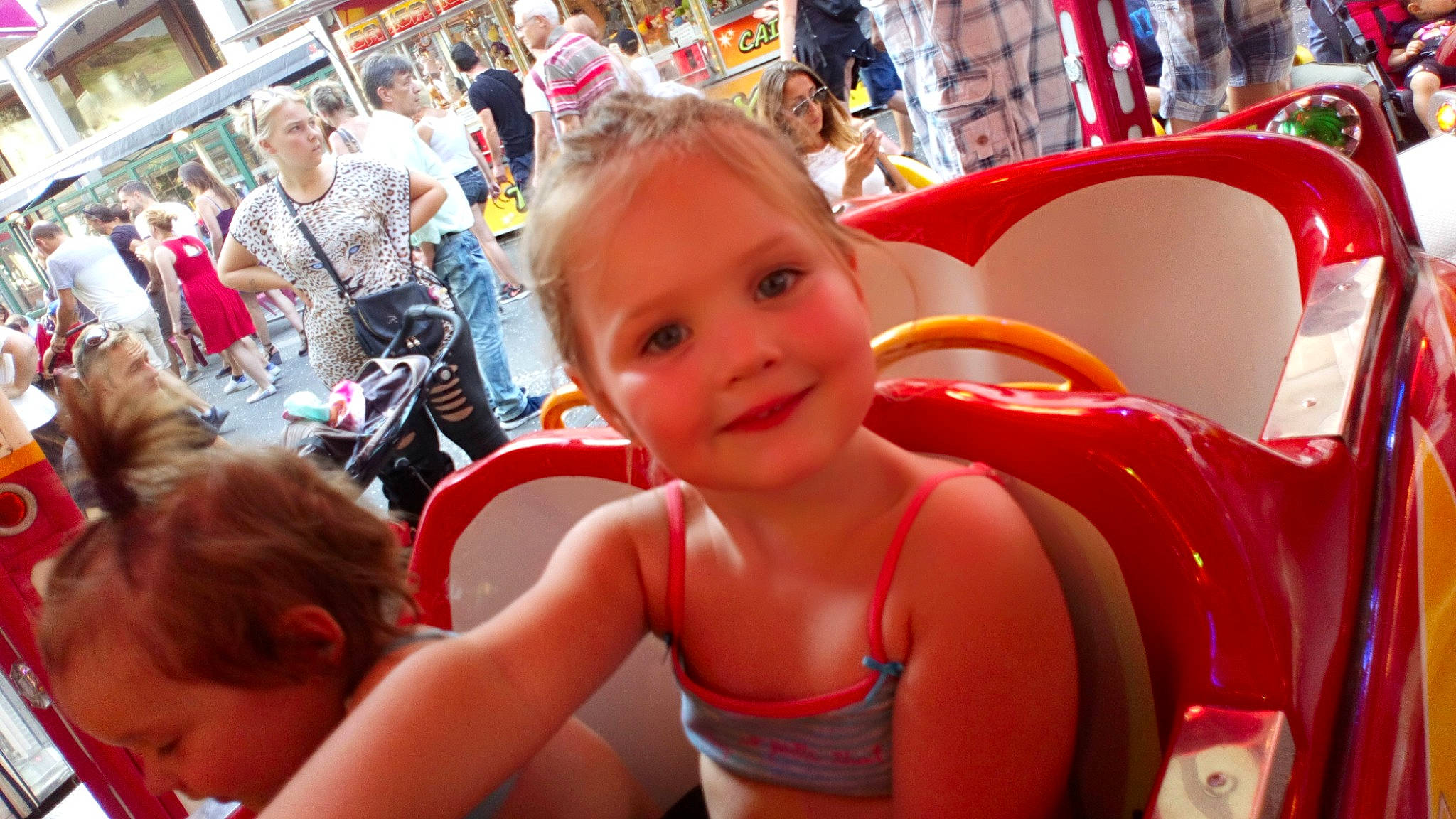 Lyloo participe au concours pour gagner de l'argent avec cette photo : amusement_ride, carnival, child, festival, fun, girl, joy, leisure, person, play, product, recreation, red, smile, toddler