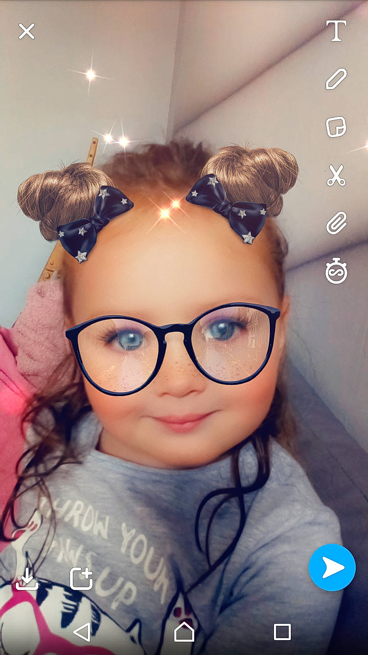 Lyloo participe au concours pour gagner de l'argent avec cette photo : cheek, chin, cool, ear, eye, eyebrow, eyelash, eyewear, face, fashion_accessory, forehead, girl, glasses, hair_accessory, hairstyle, head, nose, person, product, smile