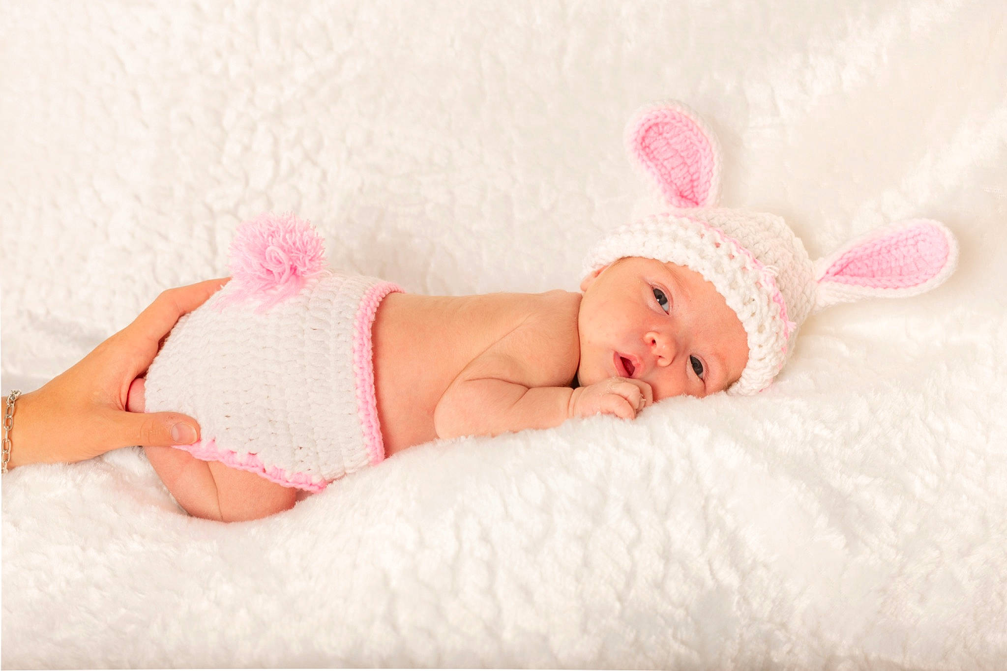 Milyana participe au concours pour gagner de l'argent avec cette photo : arm, baby, baby_toddler_clothing, child, comfort, dress, embellishment, finger, hair_accessory, happy, headgear, headwear, human_body, human_leg, leg, linens, magenta, person, pink, skin