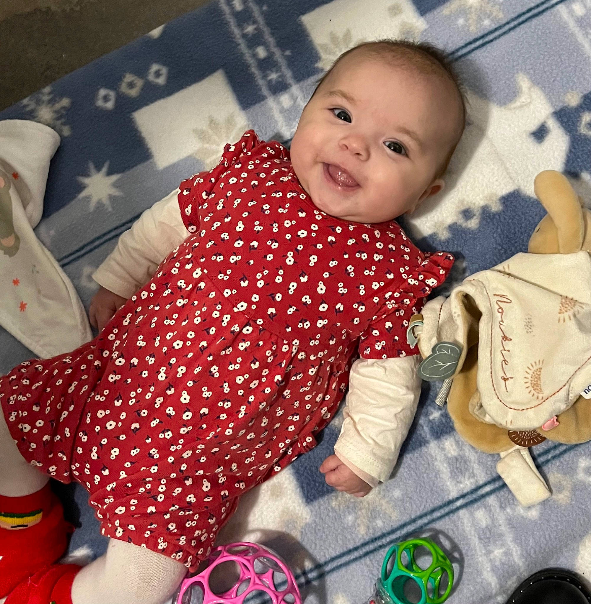 Milyana participe au concours pour gagner de l'argent avec cette photo : baby, baby_products, baby_safety, baby_toddler_clothing, cheek, child, comfort, fun, happy, human_leg, pattern, person, play, sitting, skin, sleeve, smile, textile, toddler, walking_shoe