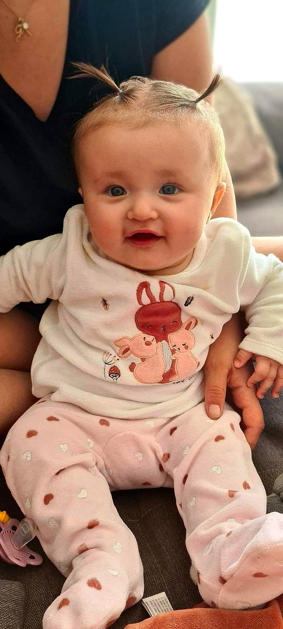 Juliana participe au concours pour gagner de l'argent avec cette photo : arm, baby, baby_toddler_clothing, cheek, chin, dress, face, facial_expression, hand, happy, head, lip, mouth, neck, organ, person, product, skin, sleeve, smile