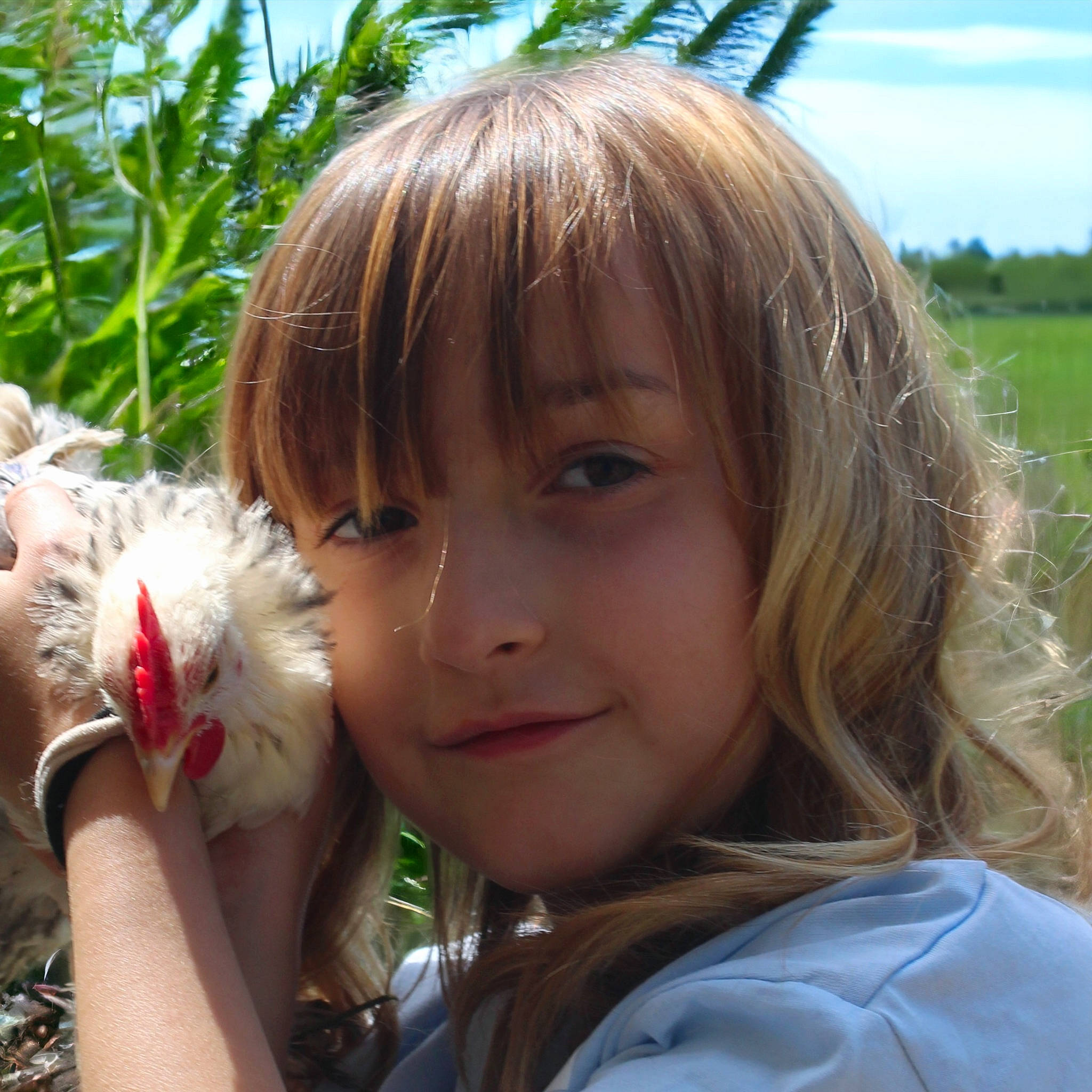 Wendy a rejoint le concours — aidez-le/la à gagner de superbes lots ! bangs, blond, brown_hair, companion_dog, facial_expression, fun, gesture, grass, happy, hime_cut, layered_hair, lip, long_hair, nose, people_in_nature, person, plant, skin, sky, smile