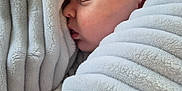 Léon a rejoint le concours — aidez-le/la à gagner de superbes lots ! newborn, baby, sleeping, blanket, soft, cozy, hand, face, skin, wrapped, infant, closeup, peaceful, resting, child, cute, warm, comfort, portrait, indoors