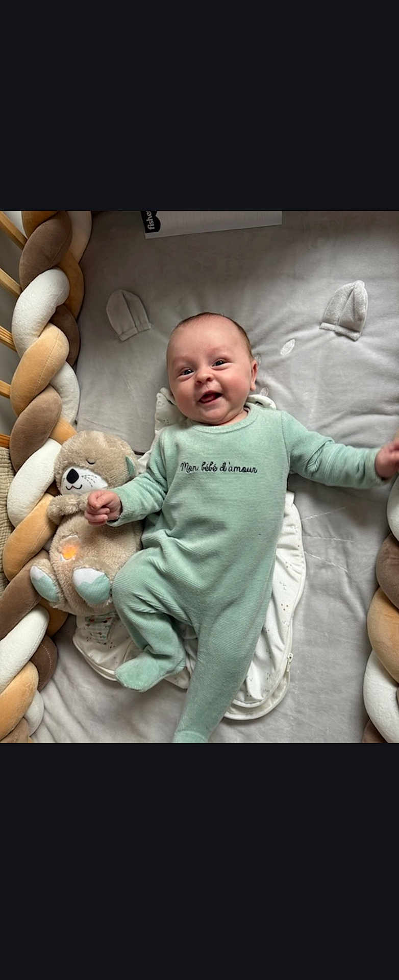 Léon a rejoint le concours — aidez-le/la à gagner de superbes lots ! baby, infant, smile, onesie, plush_toy, crib, braided_cushion, sleeping_bed, child, cute, happy, soft_toys, cozy, baby_clothes, indoor, person, portrait, resting, playful, newborn