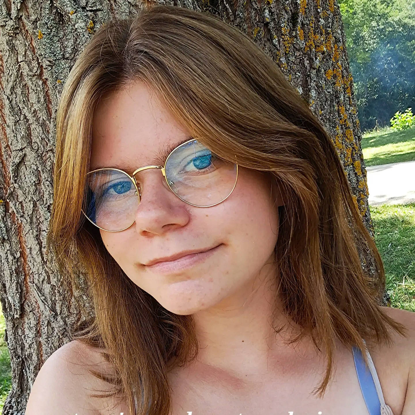 érine participe au concours pour gagner de l'argent avec cette photo : chin, eye, eyebrow, eyelash, eyewear, forehead, glasses, happy, iris, jaw, joy, layered_hair, lip, neck, nose, organ, people_in_nature, person, plant, shoulder