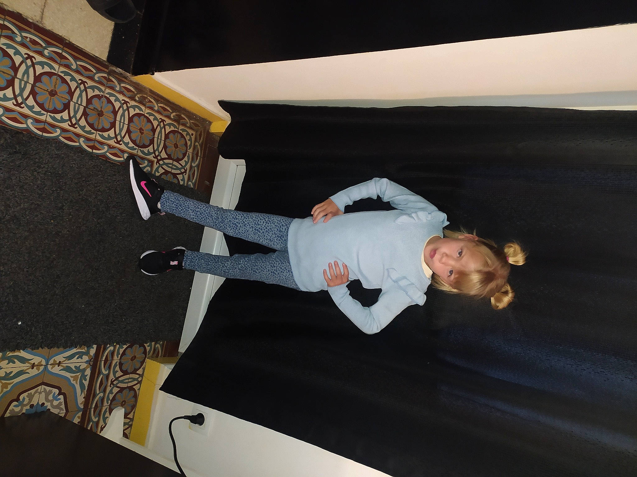 Juliana a rejoint le concours — aidez-le/la à gagner de superbes lots ! automotive_design, automotive_exterior, ceiling, comfort, elbow, family_car, flash_photography, flooring, fun, hat, knee, luxury_vehicle, person, personal_luxury_car, room, vehicle_door, wood