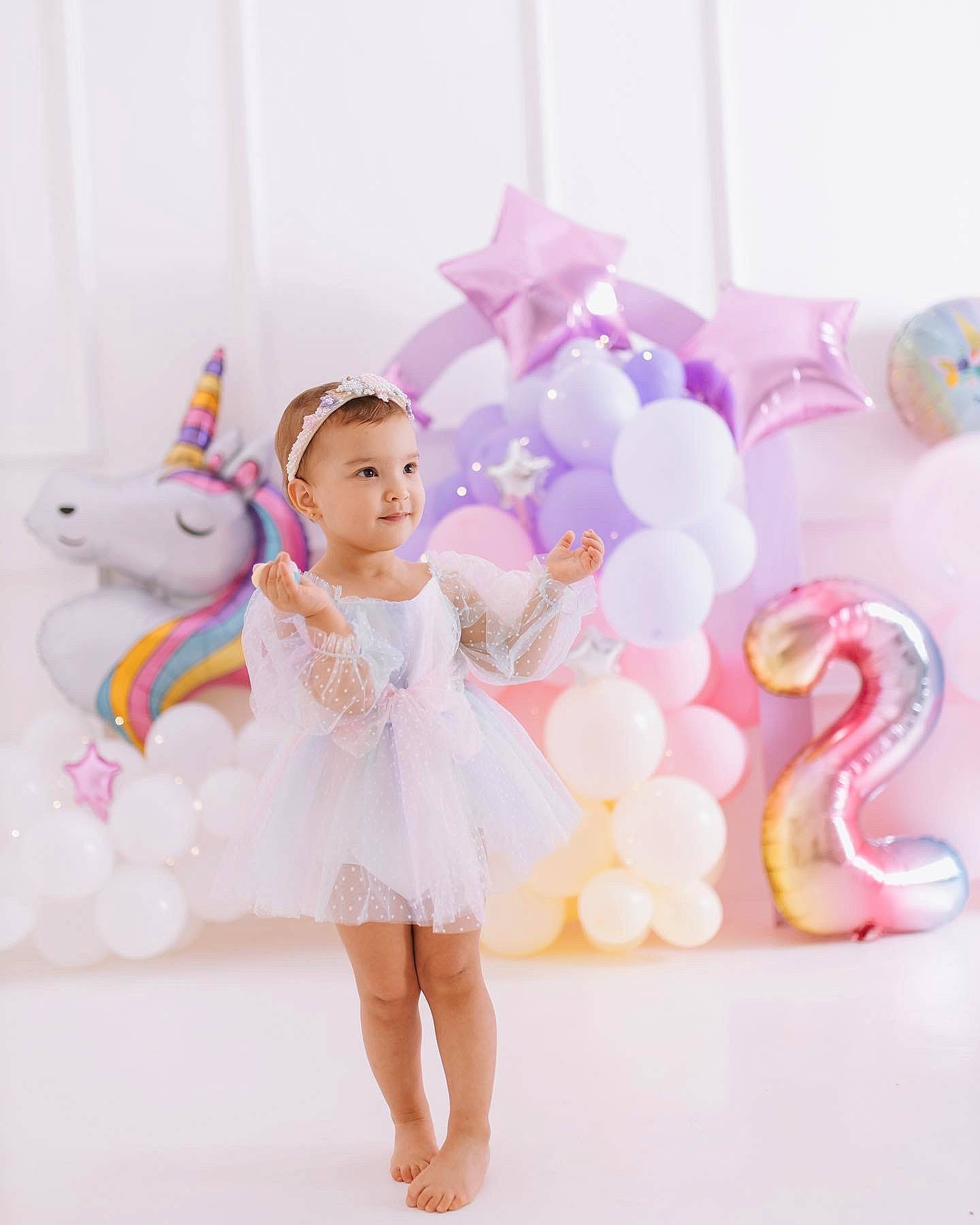 Lys a rejoint le concours — aidez-le/la à gagner de superbes lots ! baby_toddler_clothing, balloon, child, costume, day_dress, dress, event, fashion_accessory, fashion_design, fictional_character, fun, happy, headpiece, joy, magenta, mythical_creature, party_supply, pattern, person, pink
