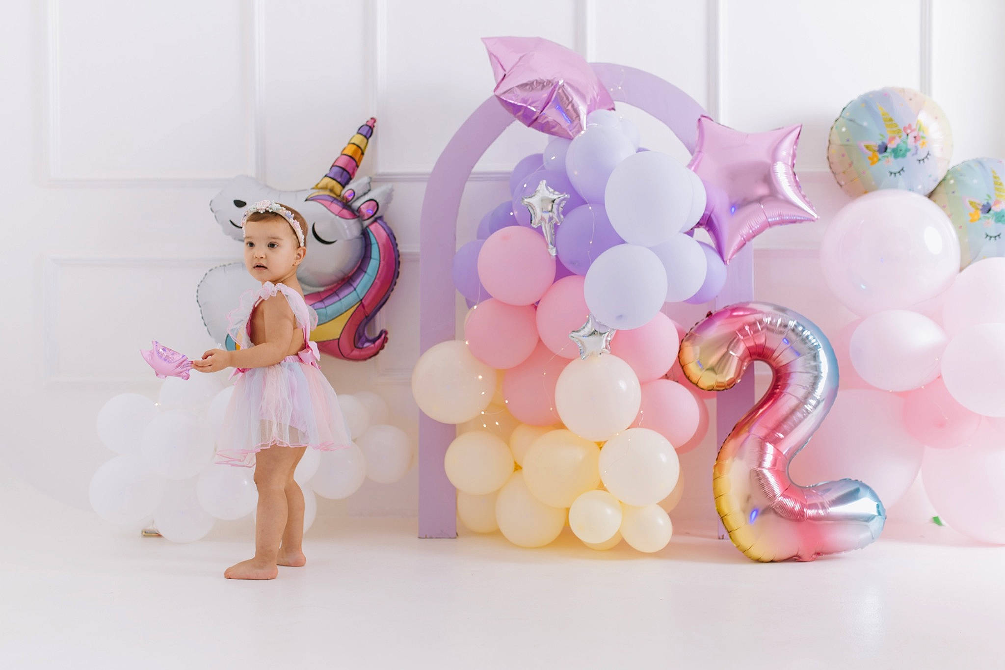 Lys participe au concours pour gagner de l'argent avec cette photo : baby_toddler_clothing, balloon, child, circle, decoration, dress, event, fun, happy, magenta, party_supply, pattern, peach, person, pink, sweetness, toddler
