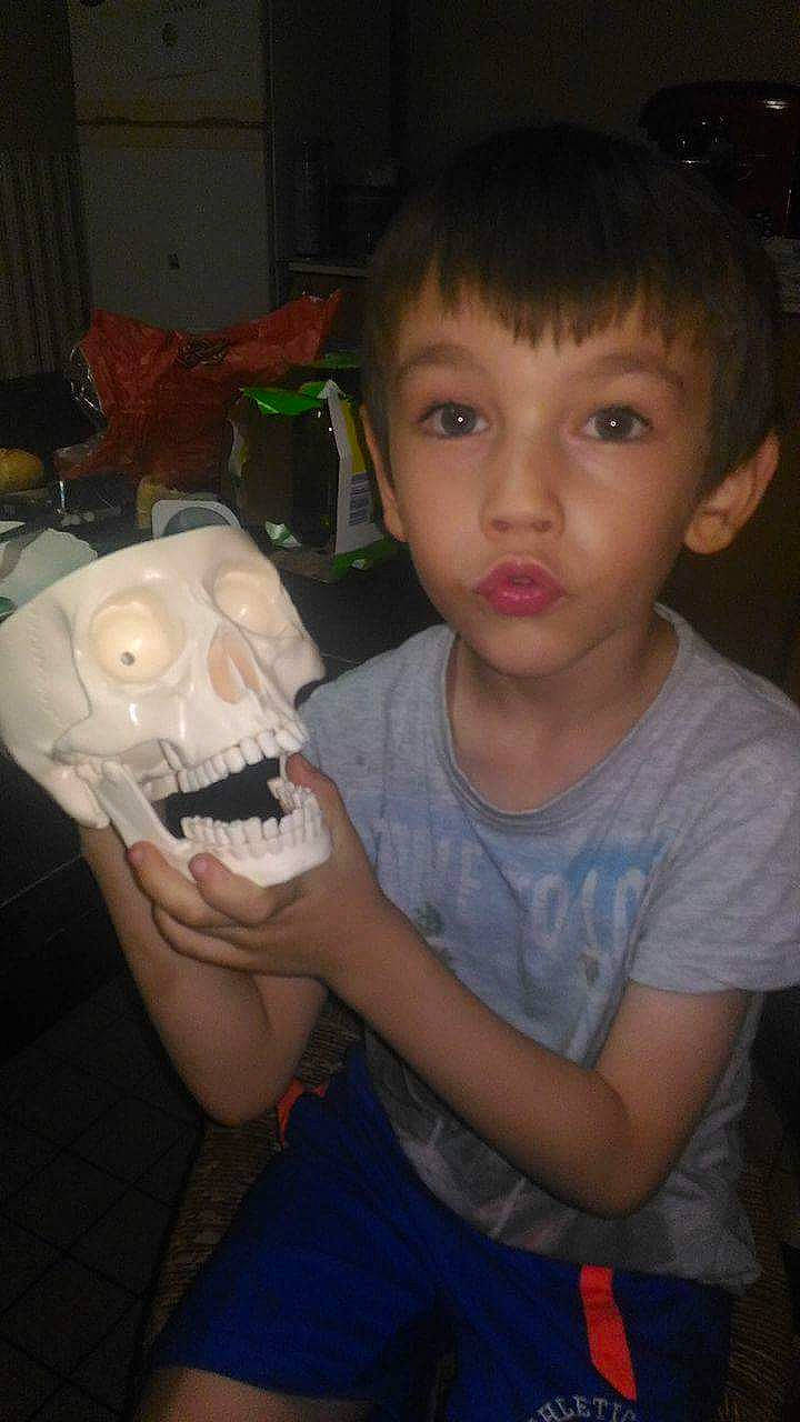 Noe a rejoint le concours — aidez-le/la à gagner de superbes lots ! arm, child, ear, head, jaw, mouth, person, smile, tooth