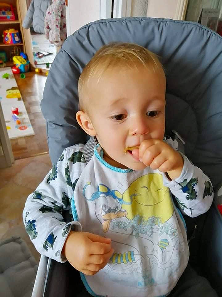 Gaëtan participe au concours pour gagner de l'argent avec cette photo : baby, baby_products, baby_toddler_clothing, cheek, child, comfort, ear, eye, eyelash, face, happy, head, iris, neck, nose, person, sitting, skin, sleeve, thumb